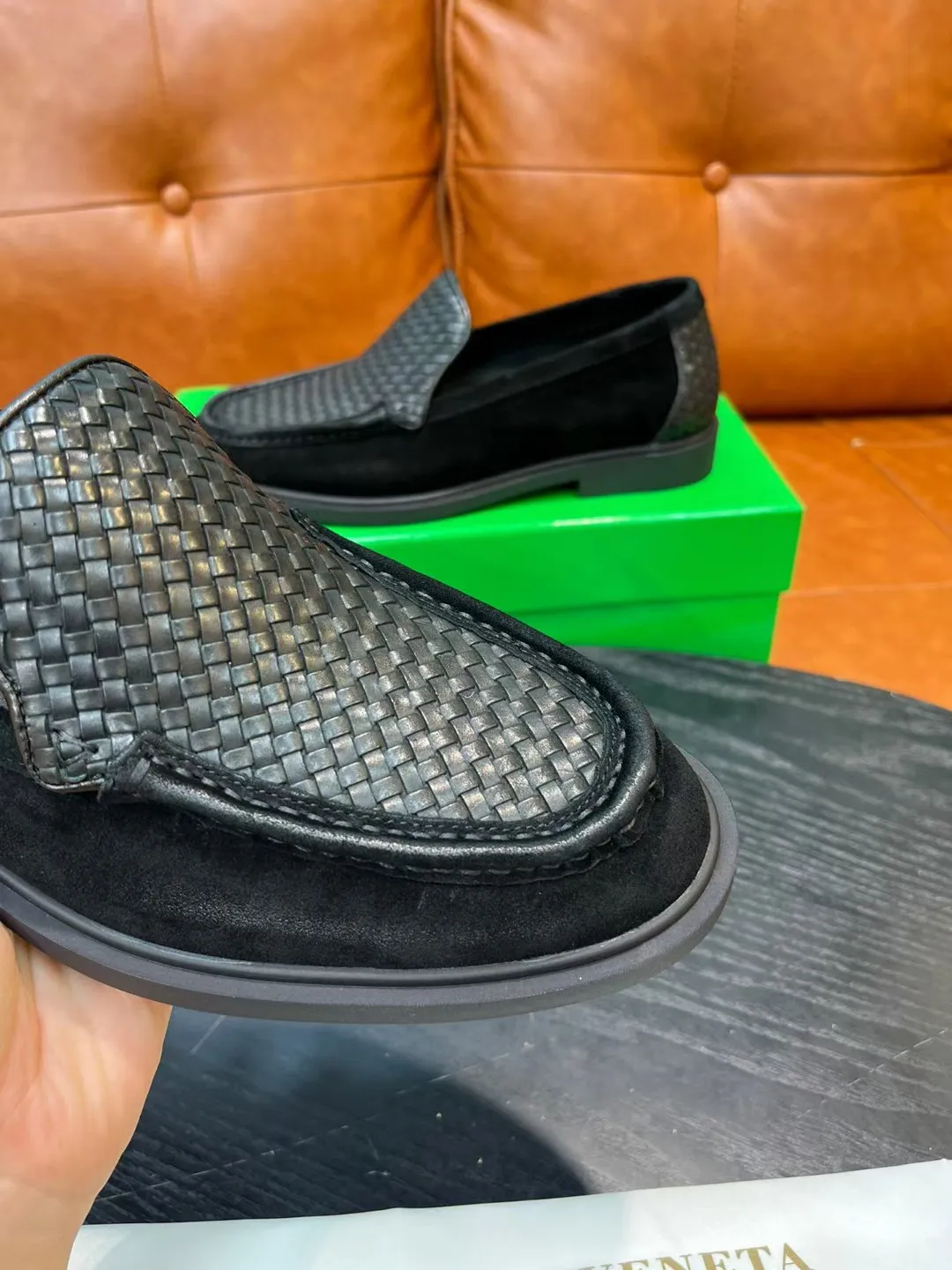 [BV] Top P: 780💰 Size: Male 39-44 (38.45 non-refundable) Bottega Veneta 2025 autumn and winter counter synchronization style. Bottega Veneta BV's new driving shoes have a slip-on design with suede upper, BV's unique weaving design on the heel, and a weaving pattern on the outsole.